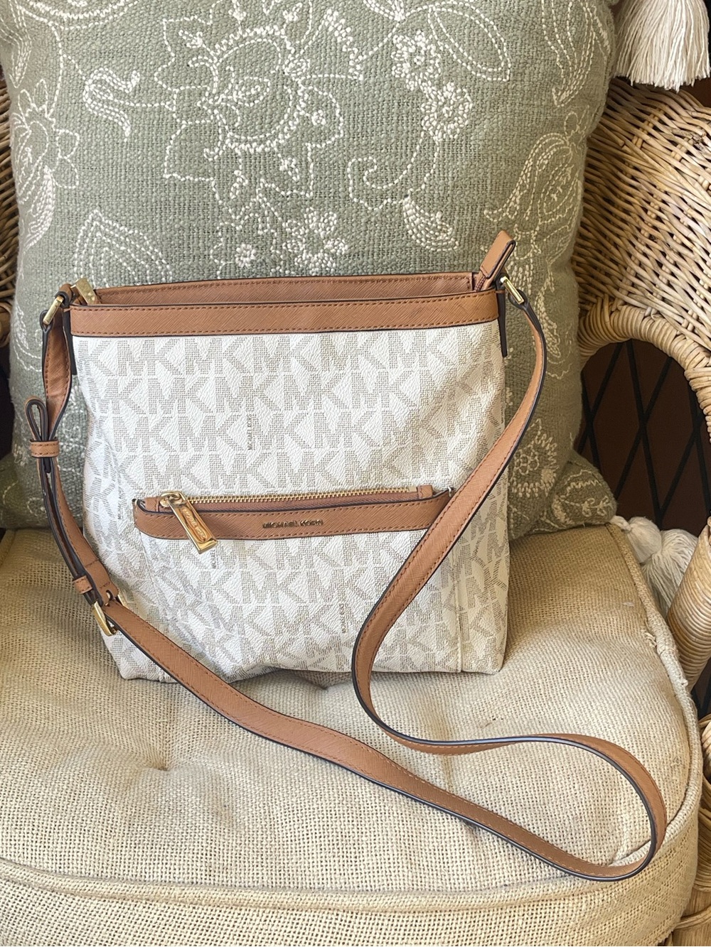 Michael Kors Morgan Medium Messenger Crossbody Bag Vanilla Signature
